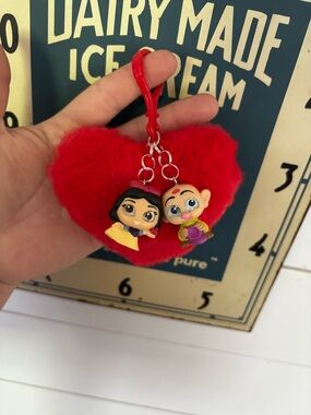 Disney doorables snowwhite and dopey keychain